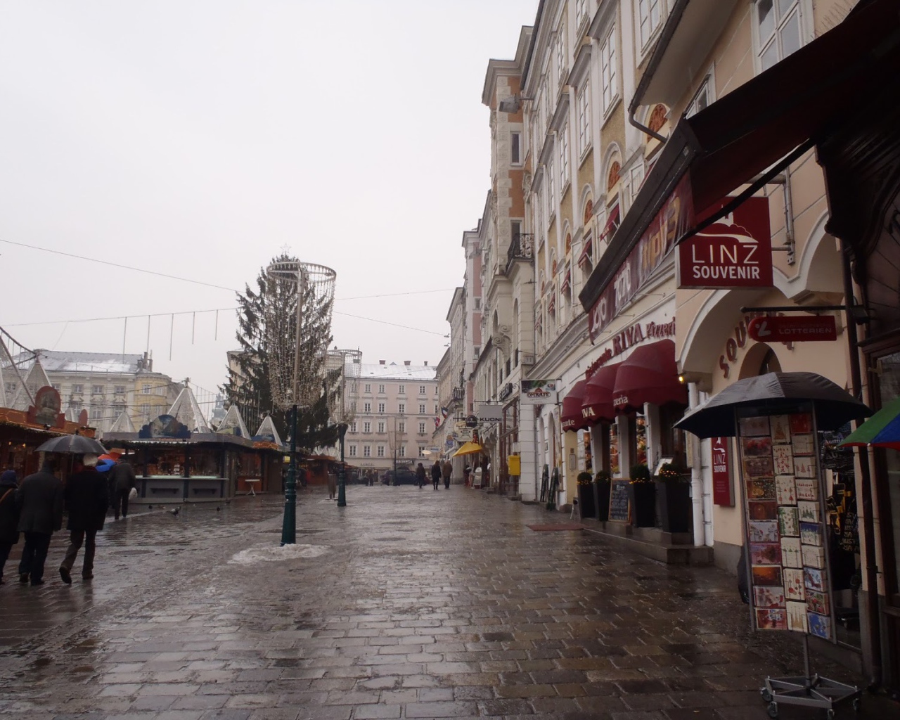 Прогулка по улице в городе Линц, Австрия