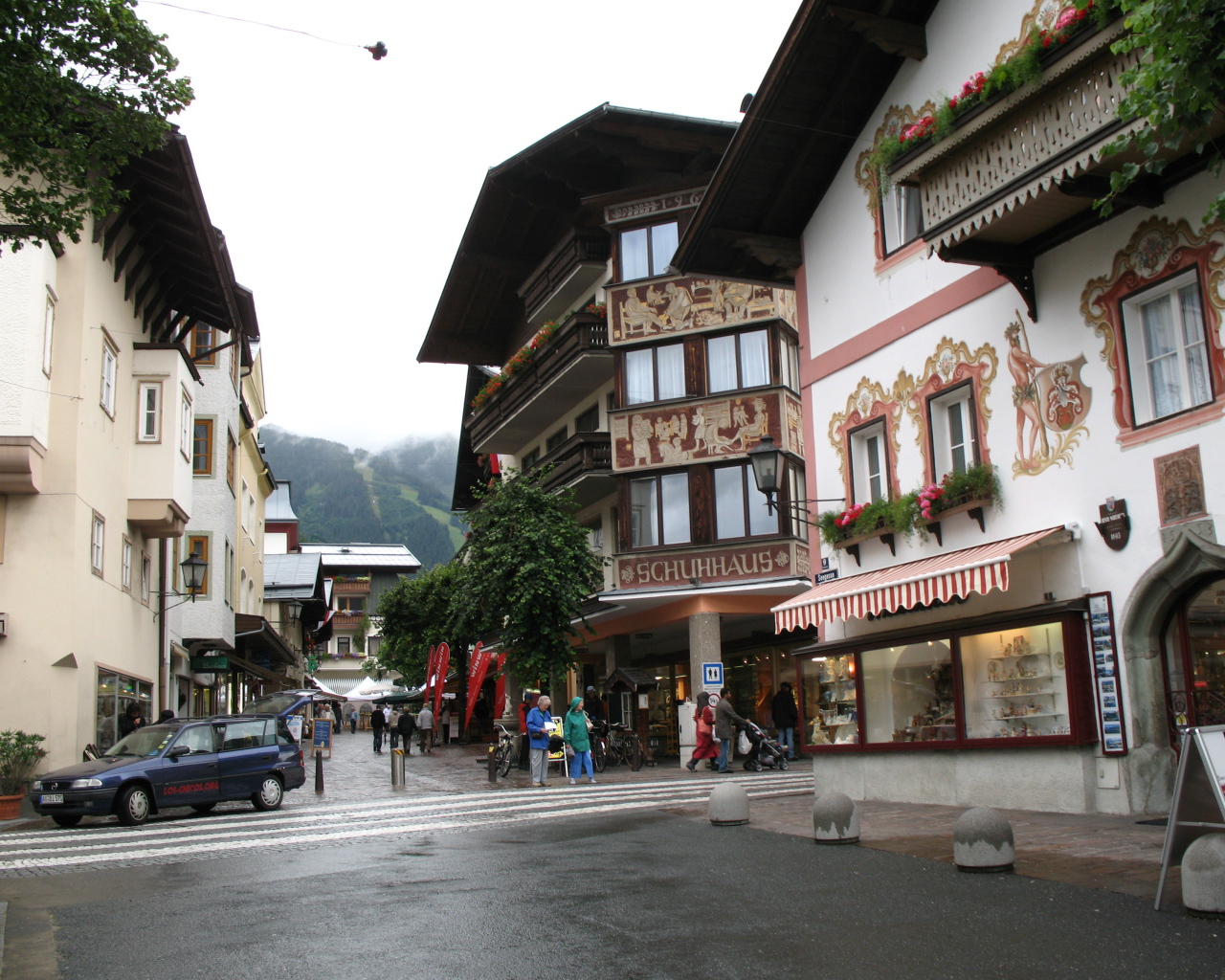 Прогулка по улице на курорте Цель-ам-Зее, Австрия