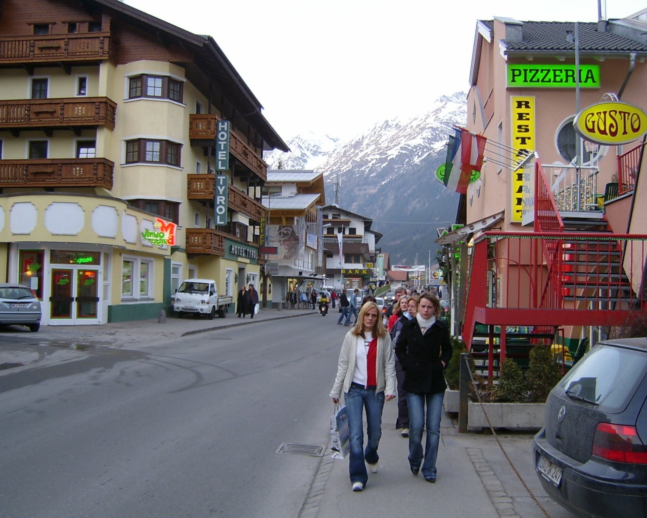 Прогулка по улице на горнолыжном курорте Зёльден, Австрия