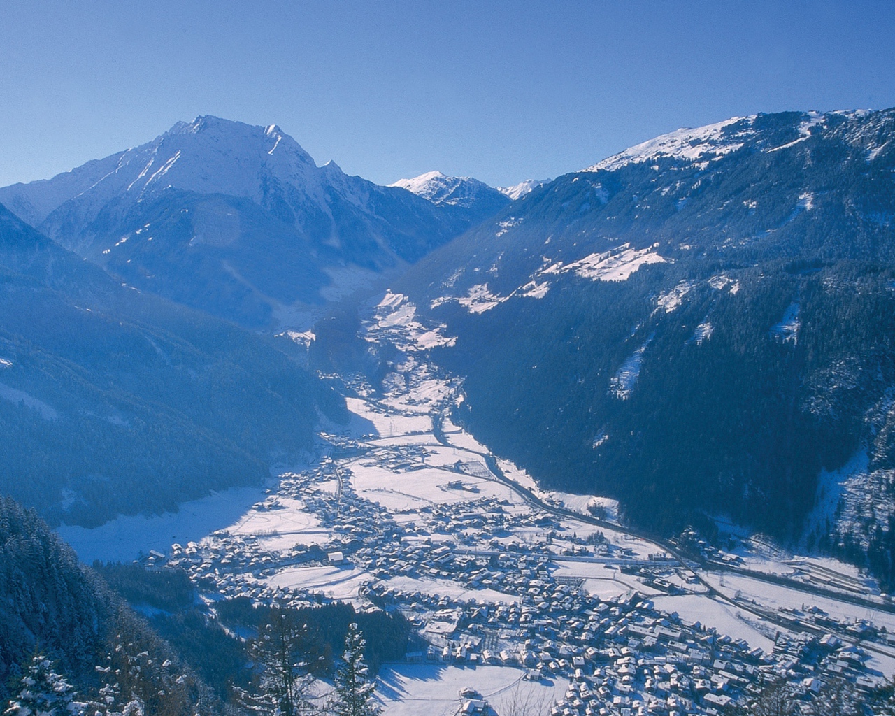 Зимняя панорама на горнолыжном курорте Майрхофен, Австрия