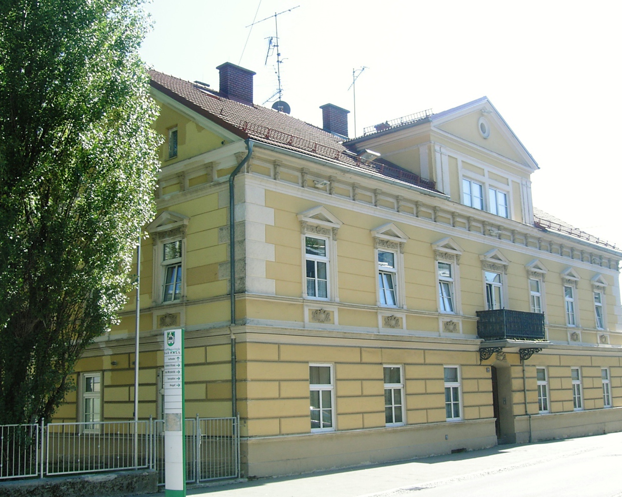 Желтое здание на курорте Бад Халль, Австрия