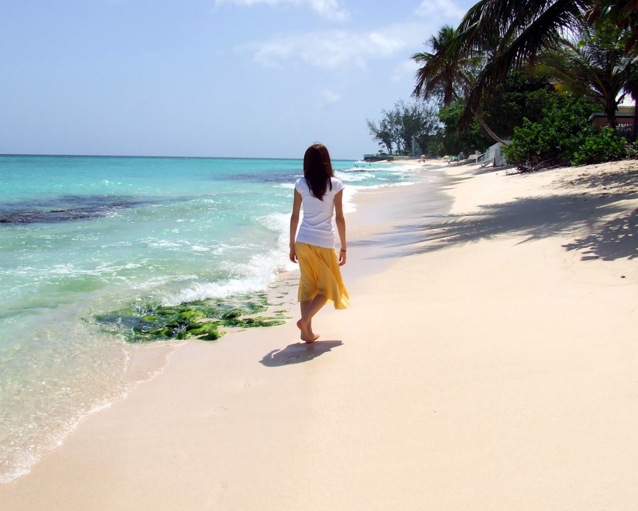 Женщина на пляже в Барбадосе