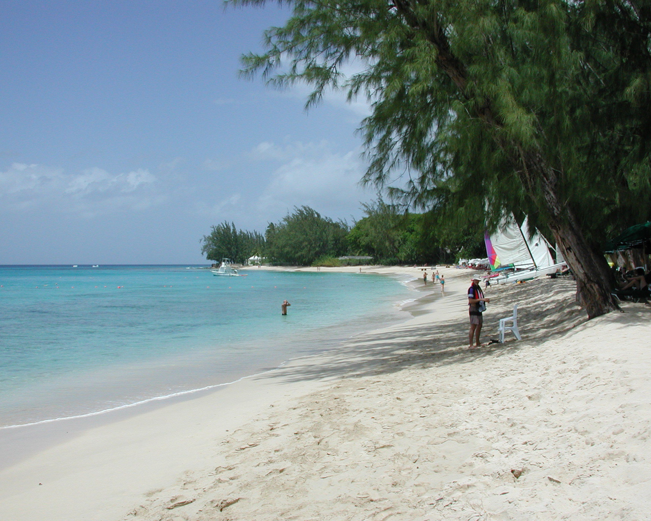 Люди отдыхают на пляже в Барбадосе