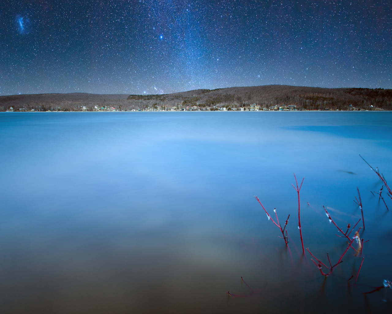Млечный Путь над озером в Канаде