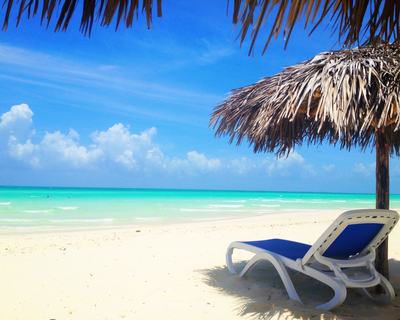 Пляжный зонтик на курорте Кайо Санта Мария, Куба