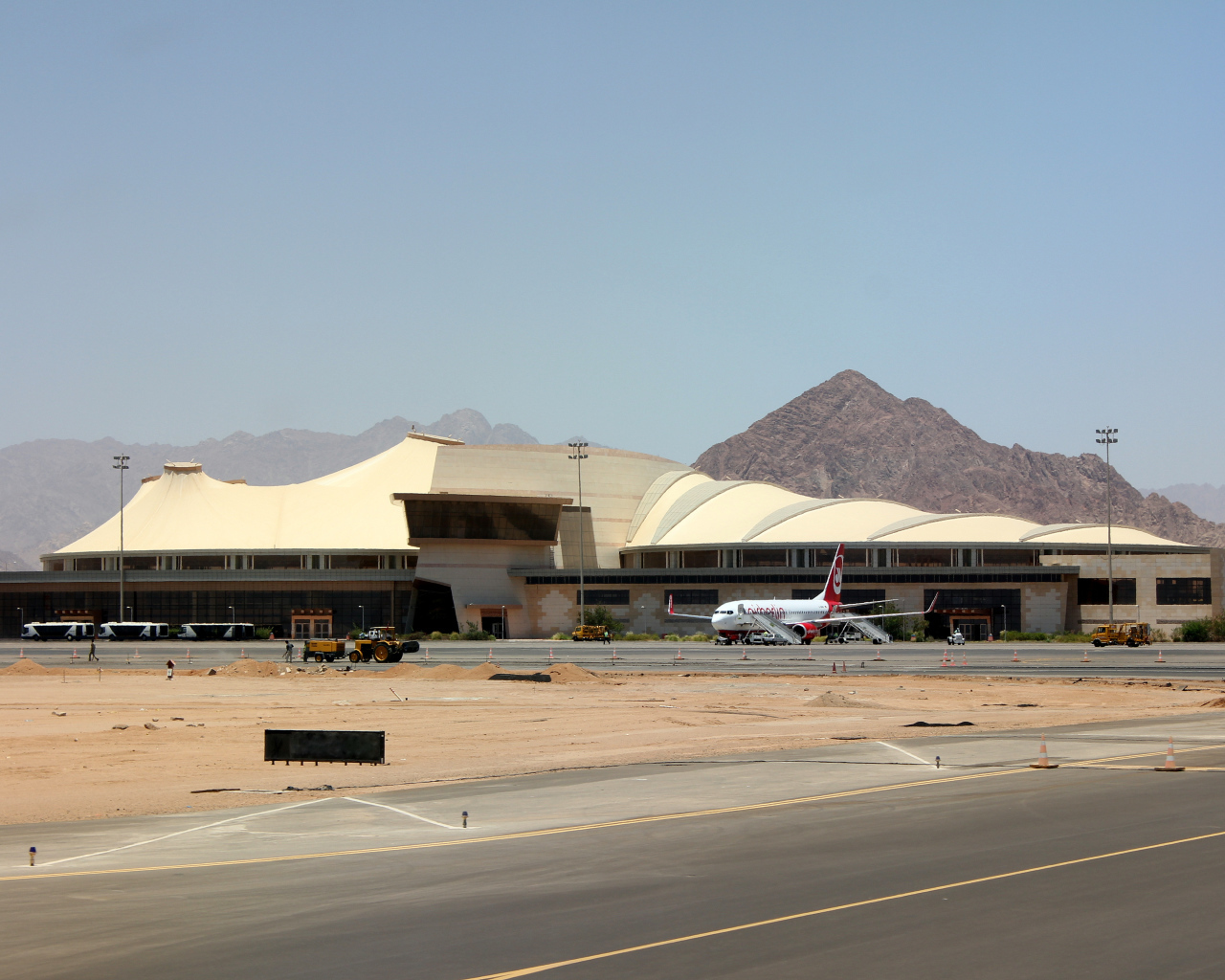 Аэропорт на фоне гор на курорте Шарм эль Шейх, Египет