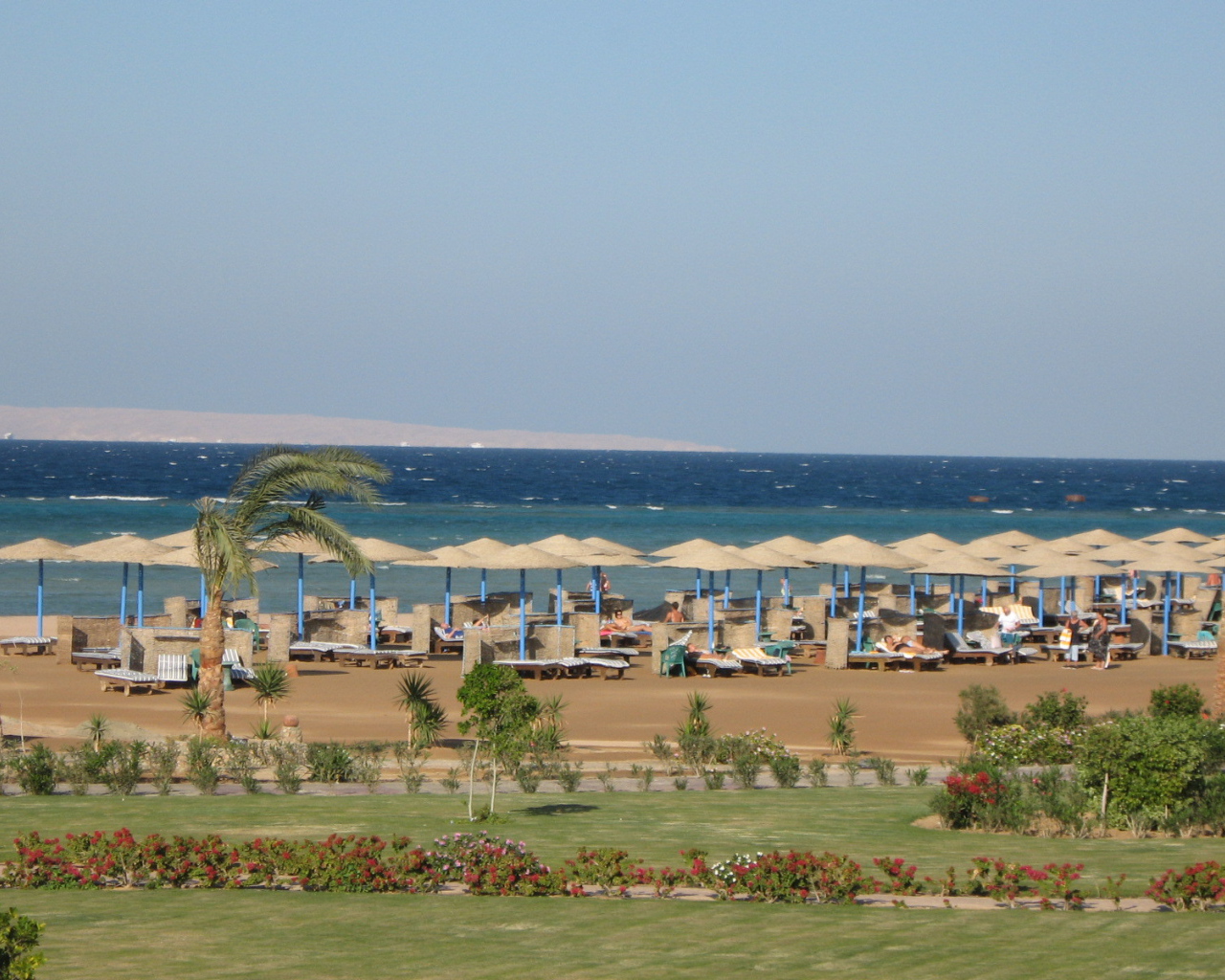 Осенний отдых на пляже на курорте Хургада, Египет