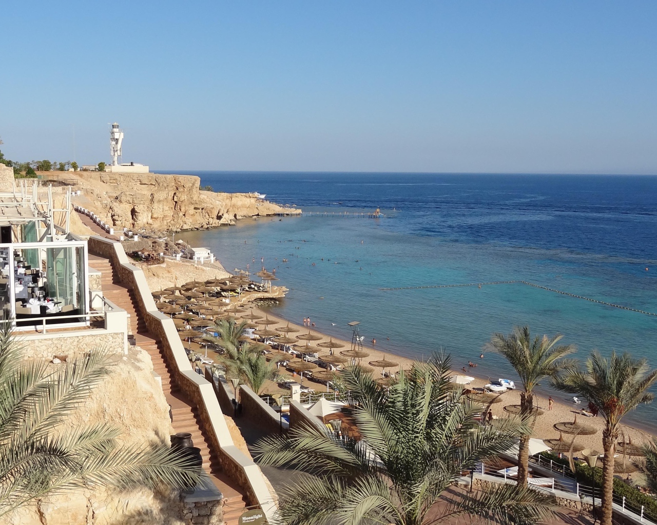 Осенний отдых на пляже на курорте Шарм эль Шейх, Египет