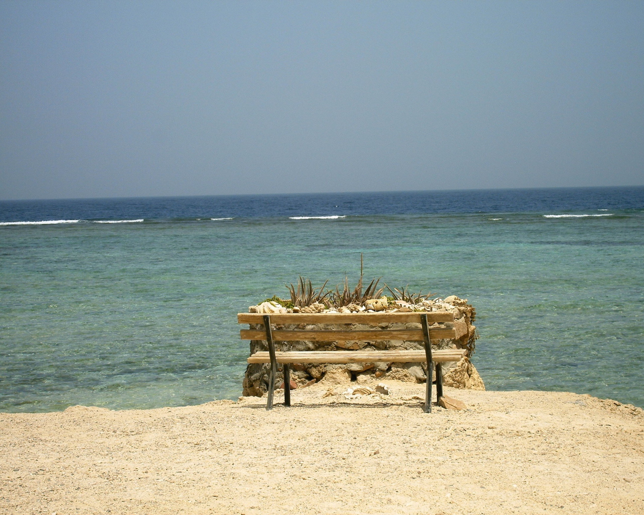 Лавка на пляже на курорте Эль Кусейр, Египет