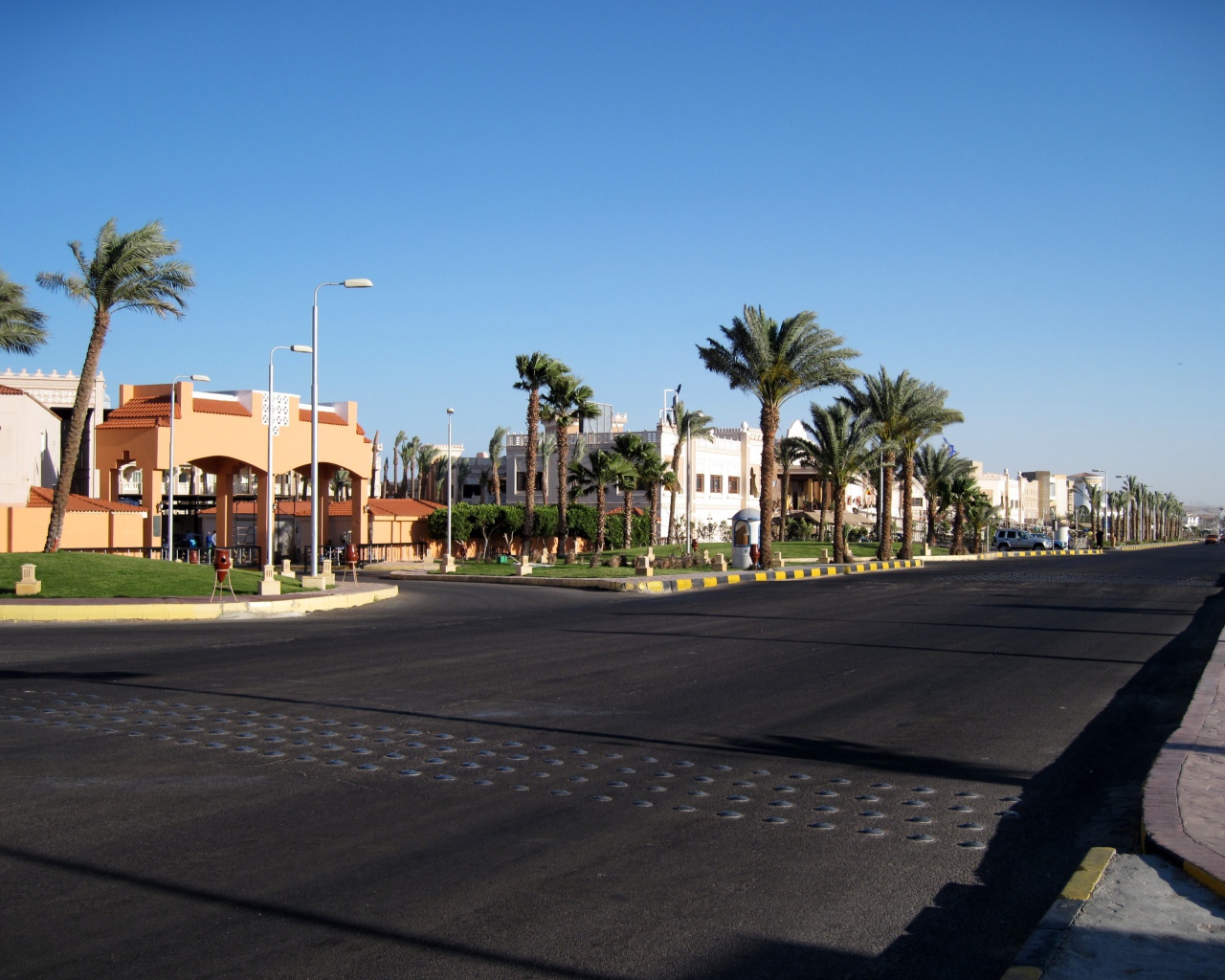 Прибрежная улица на курорте Хургада, Египет
