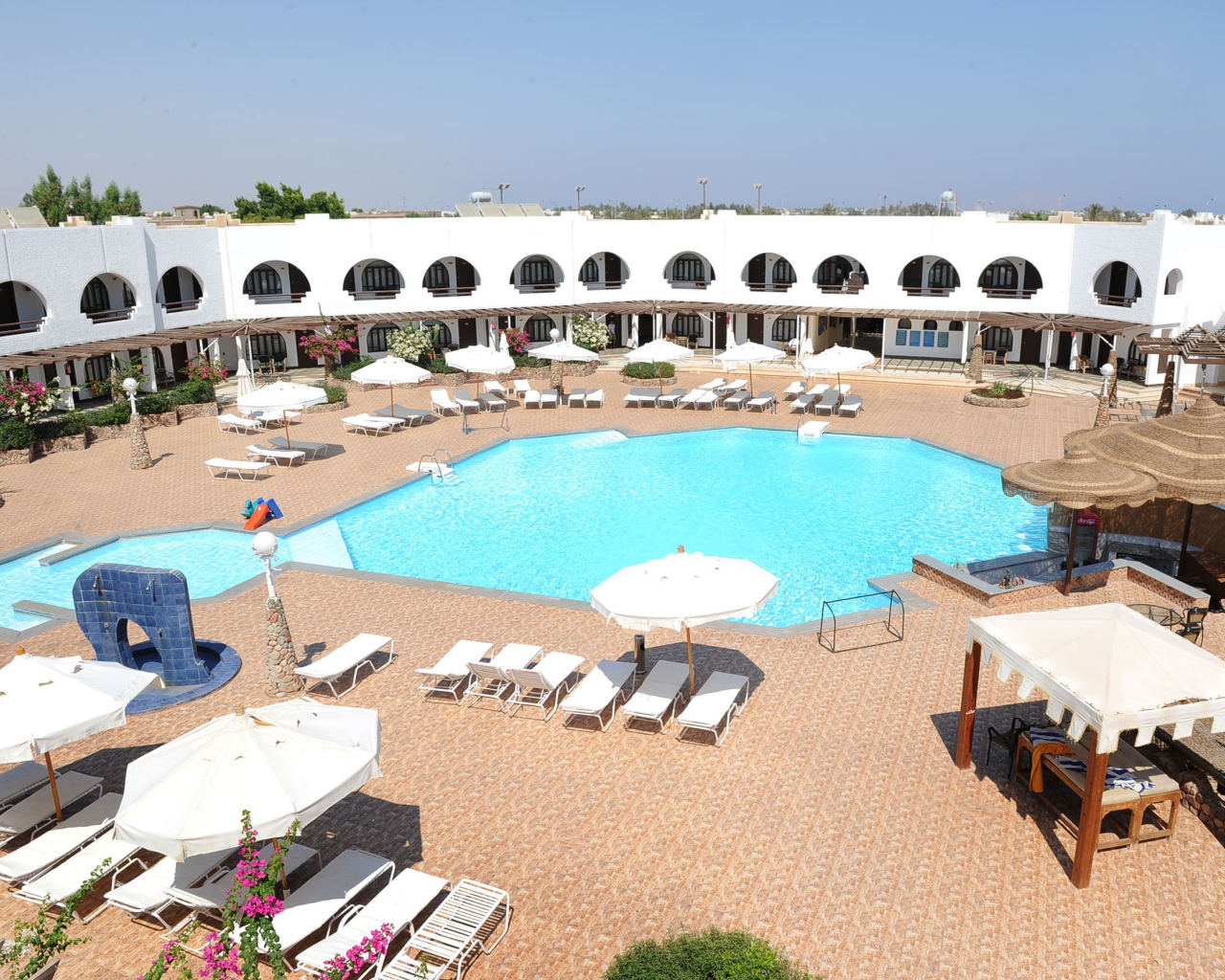 Бассейн в отеле на курорте Шарм эль Шейх, Египет