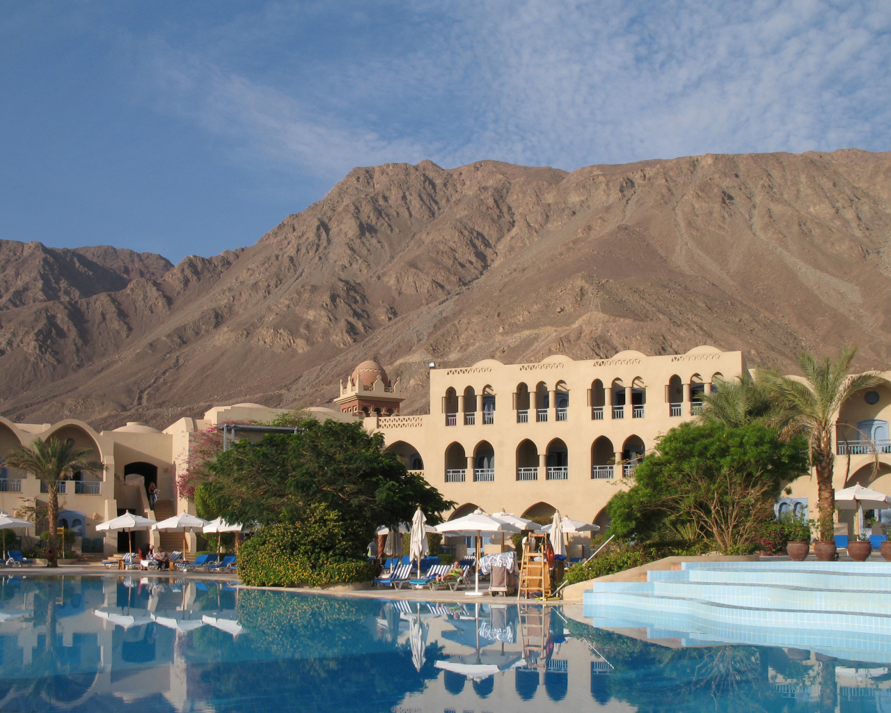 Бассейн в отеле на курорте Таба, Египет