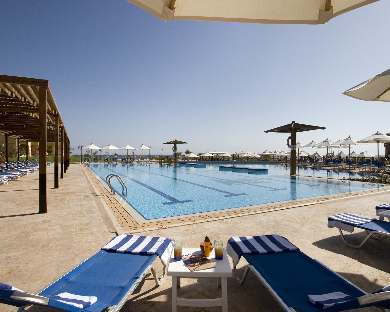 Бассейн в отеле на побережье на курорте Таба, Египет