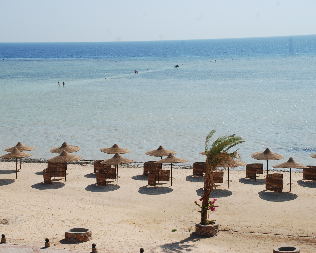 Пляжные зонтики на курорте Марса Алам, Египет