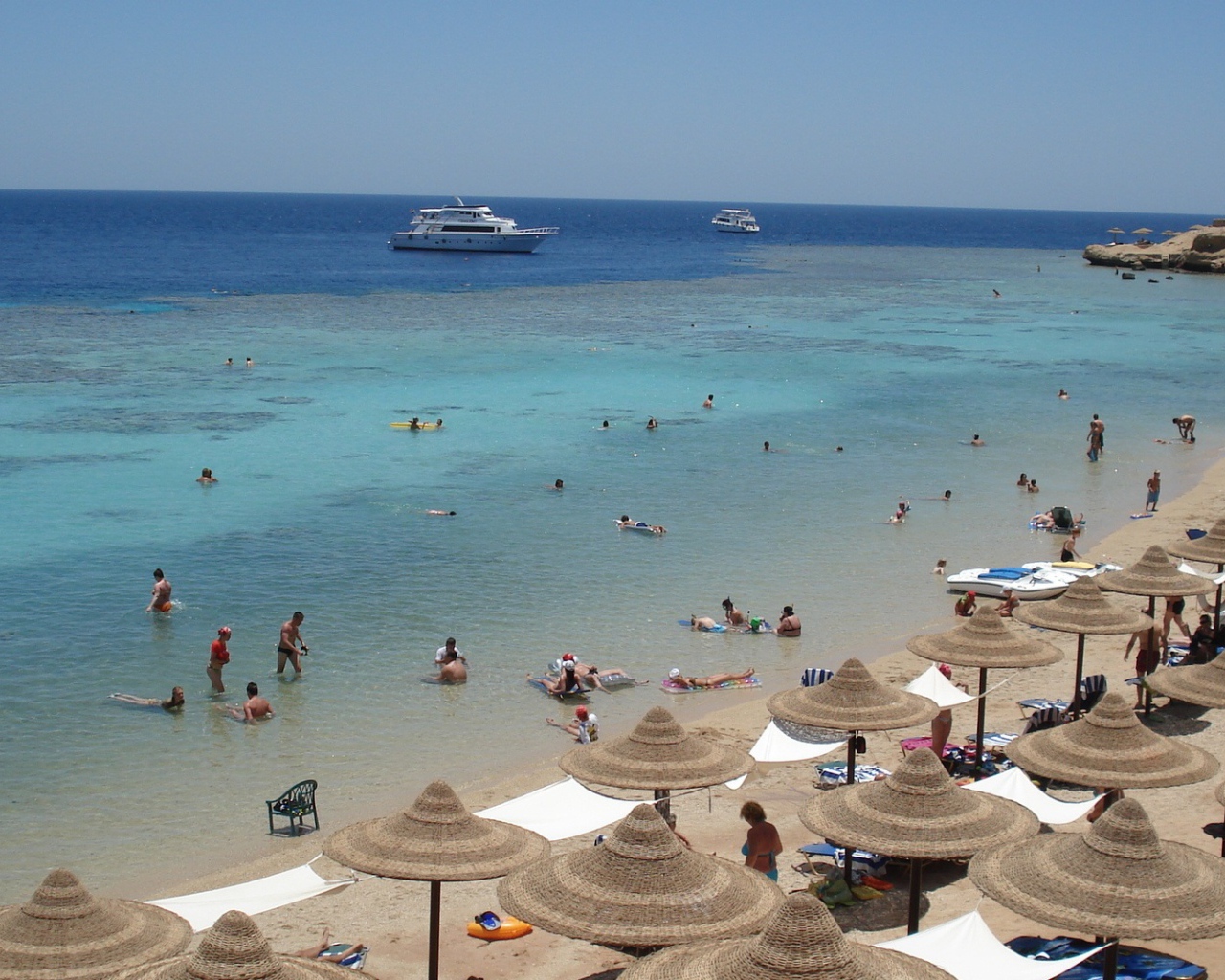 Отдых на пляже на курорте Шарм эль Шейх, Египет