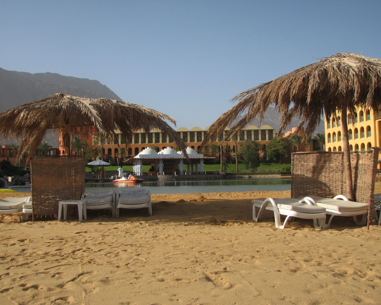 Отдых на пляже на курорте Таба, Египет