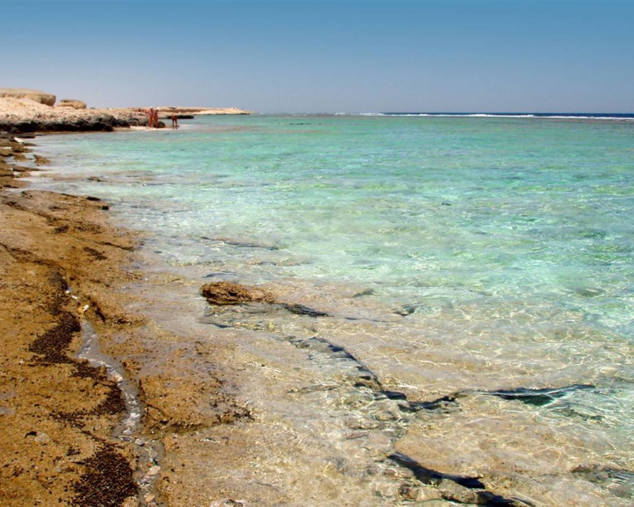 Каменистый берег на курорте Эль Кусейр, Египет