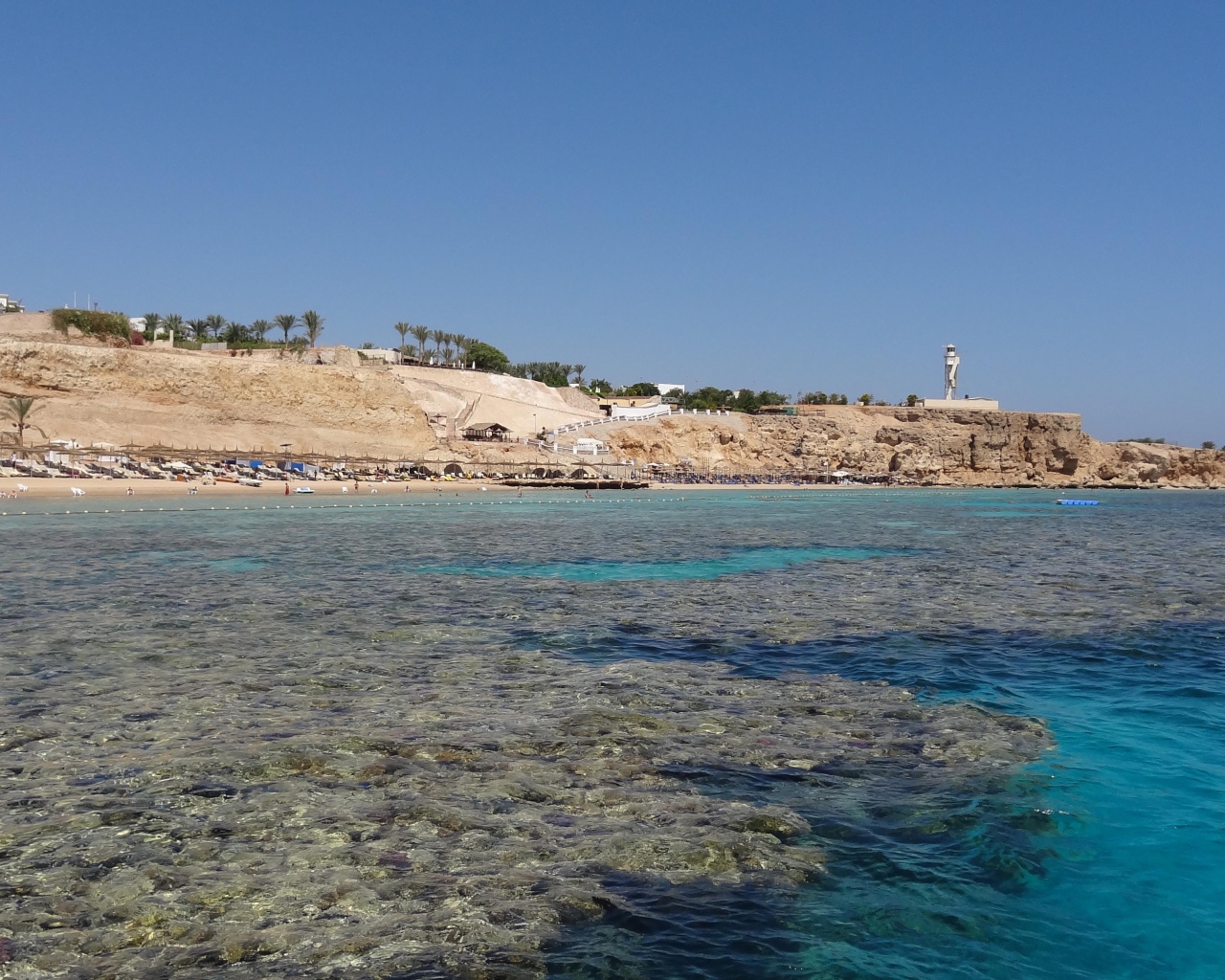 Каменистый берег на курорте Шарм эль Шейх, Египет