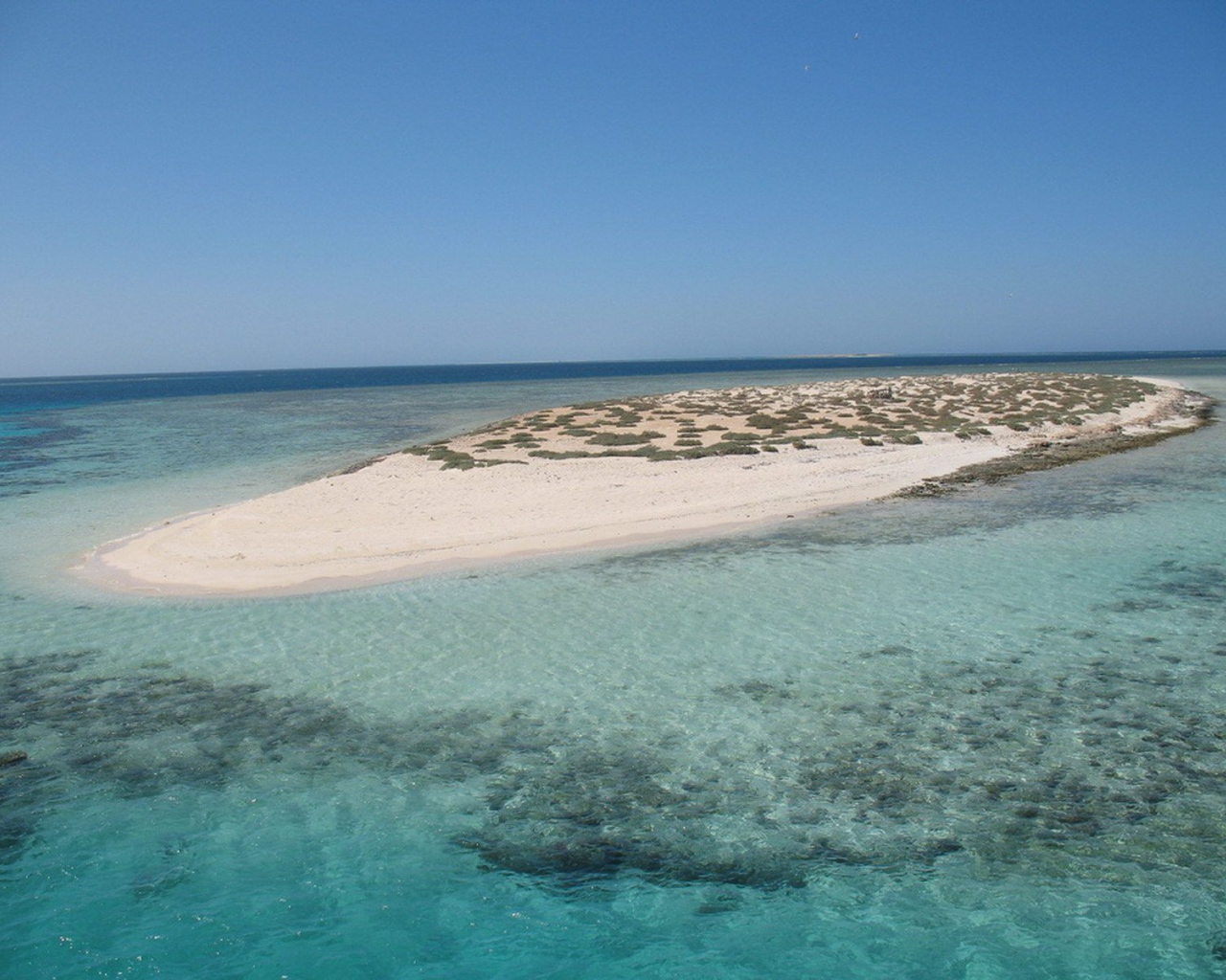 Песчаный остров у берега на курорте Марса Алам, Египет