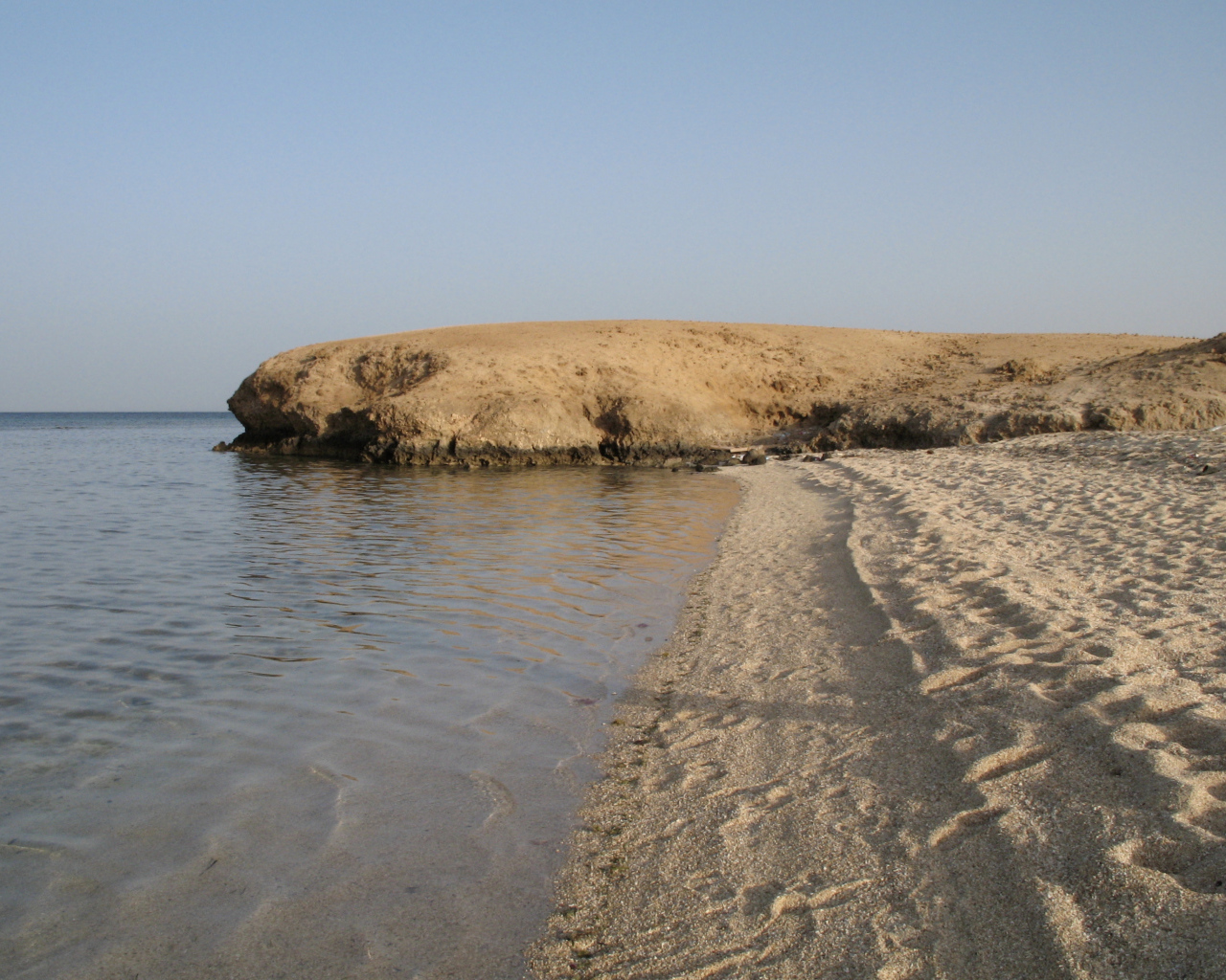 Песчаный берег на курорте Марса Алам, Египет