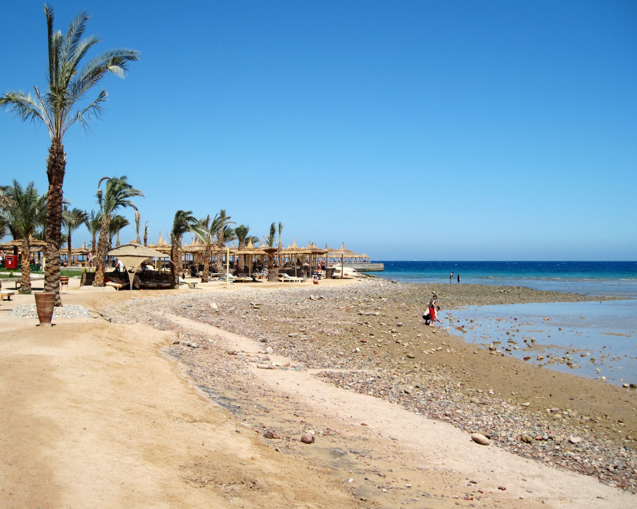 Летний отдых на пляже на курорте Хургада, Египет