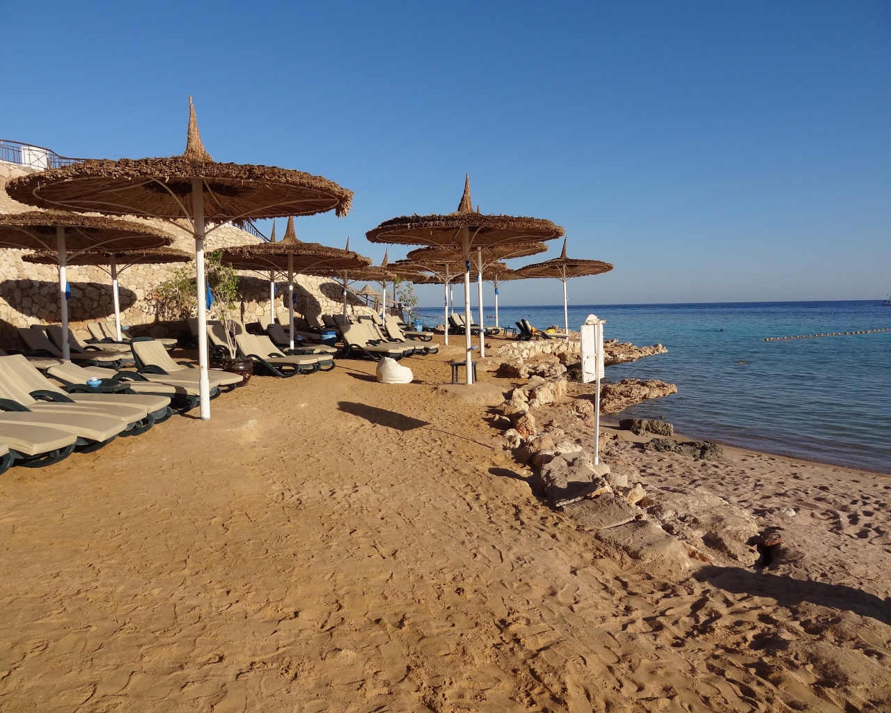 Летний отдых на пляже на курорте Шарм эль Шейх, Египет