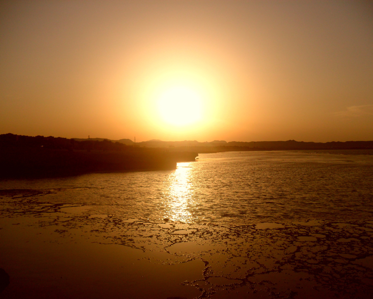 Закат на пляже на курорте Эль Кусейр, Египет
