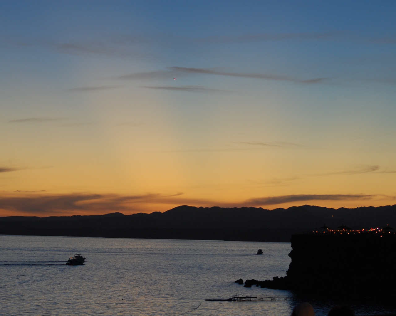 Закат над пляжем на курорте Шарм эль Шейх, Египет