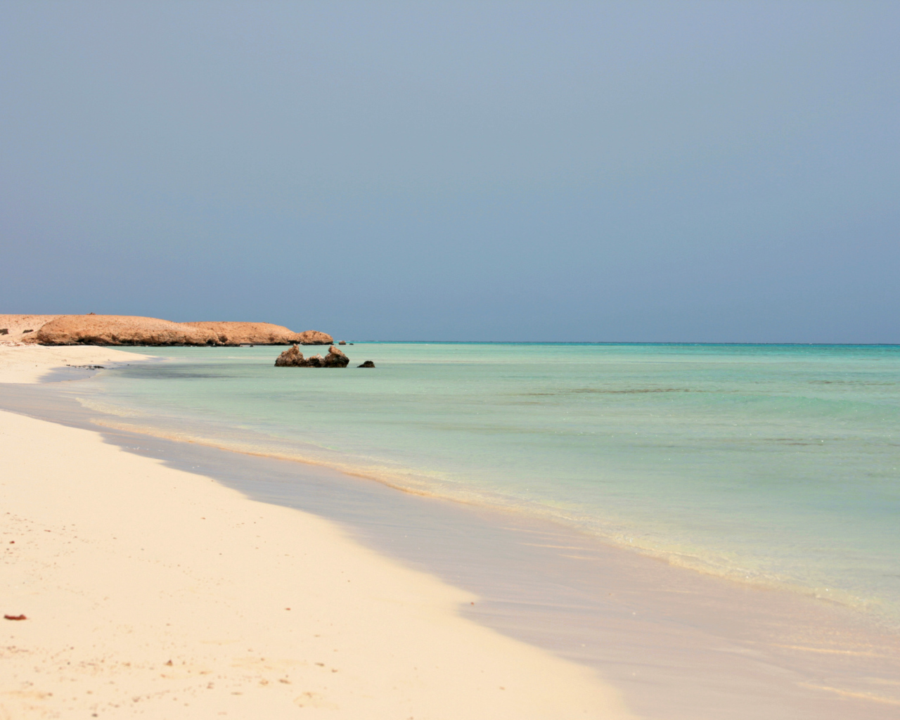 Белый песок на пляже на курорте Марса Алам, Египет