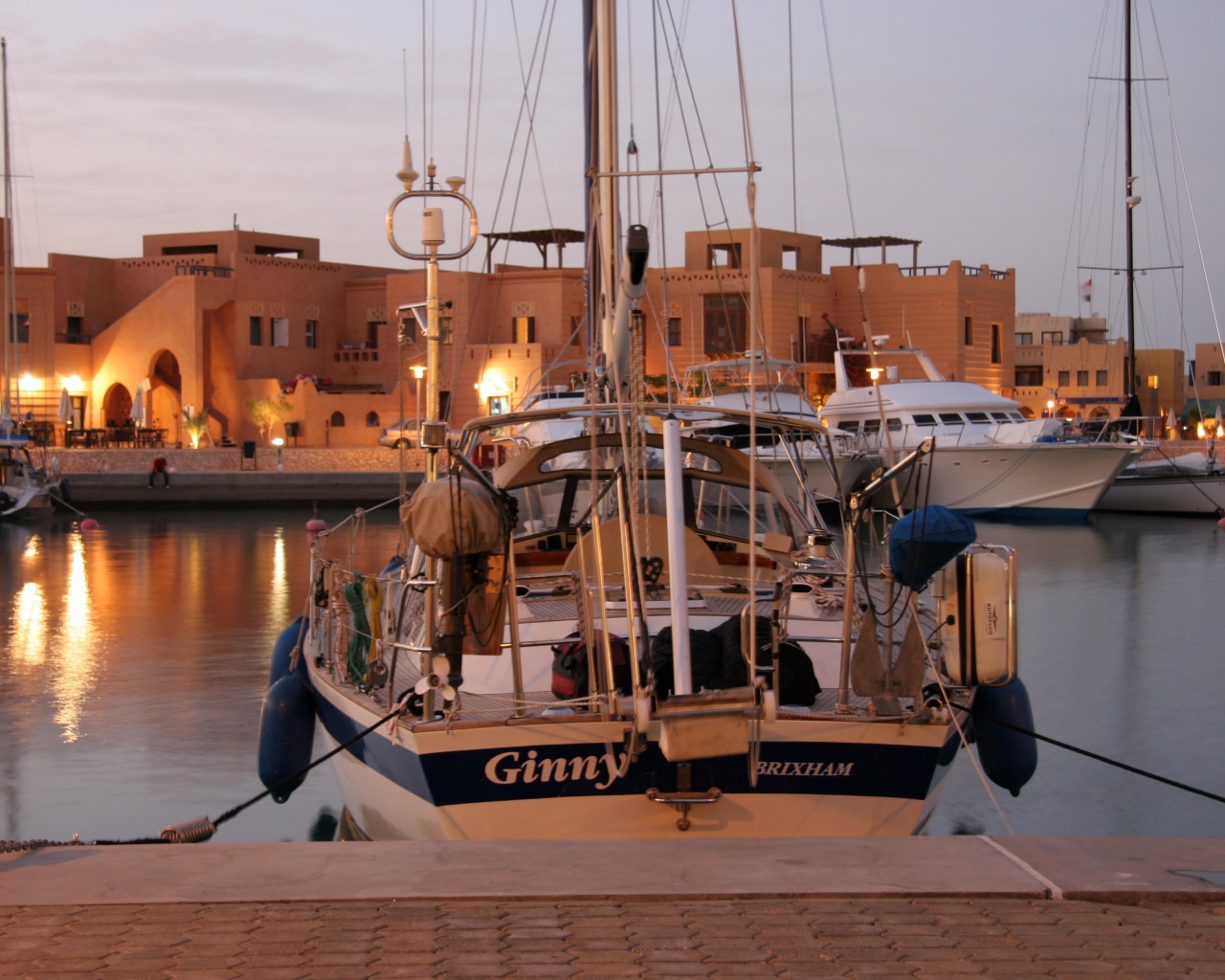 Яхта у берега на курорте Эль Гуна, Египет