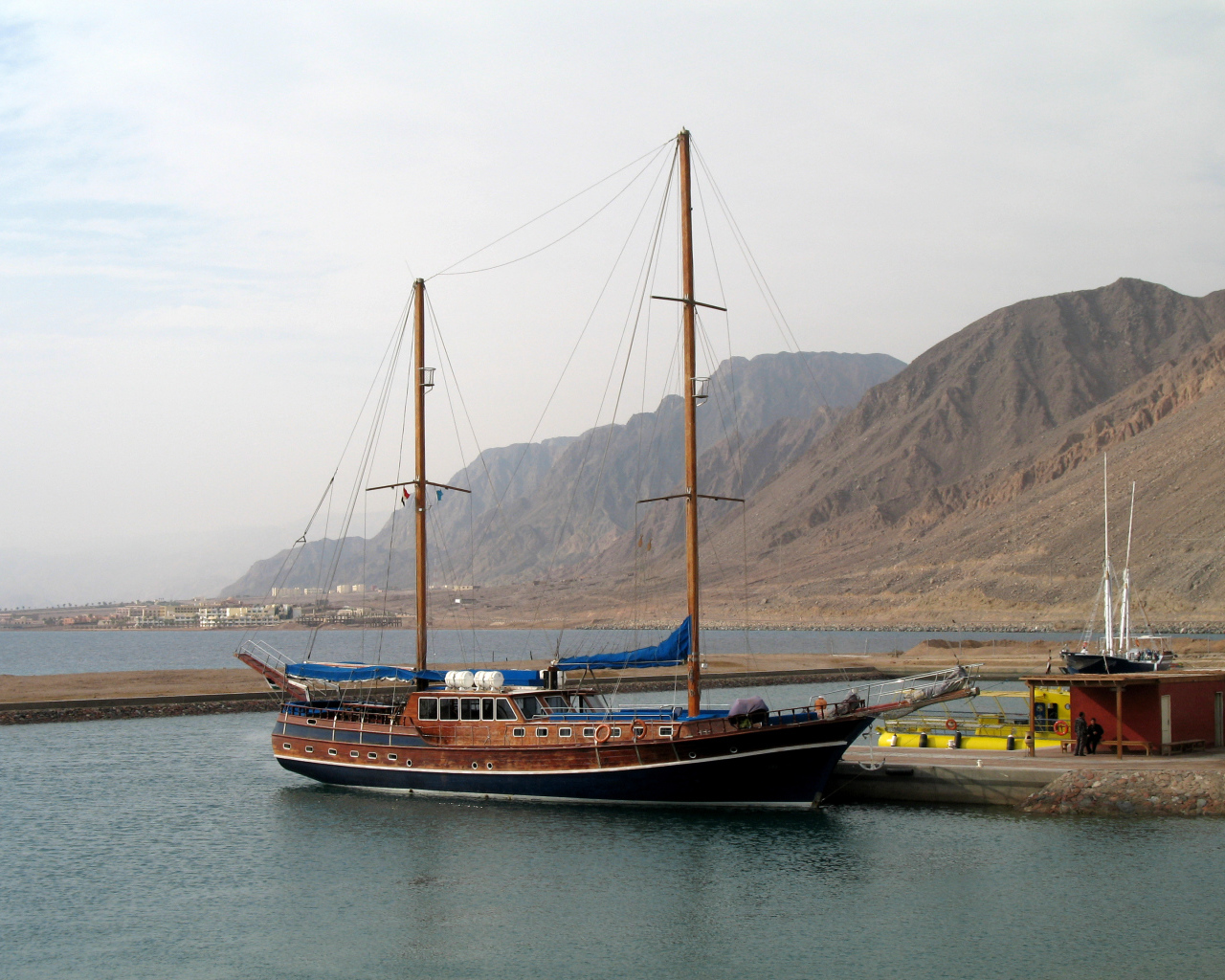 Яхта у побережья на курорте Таба, Египет