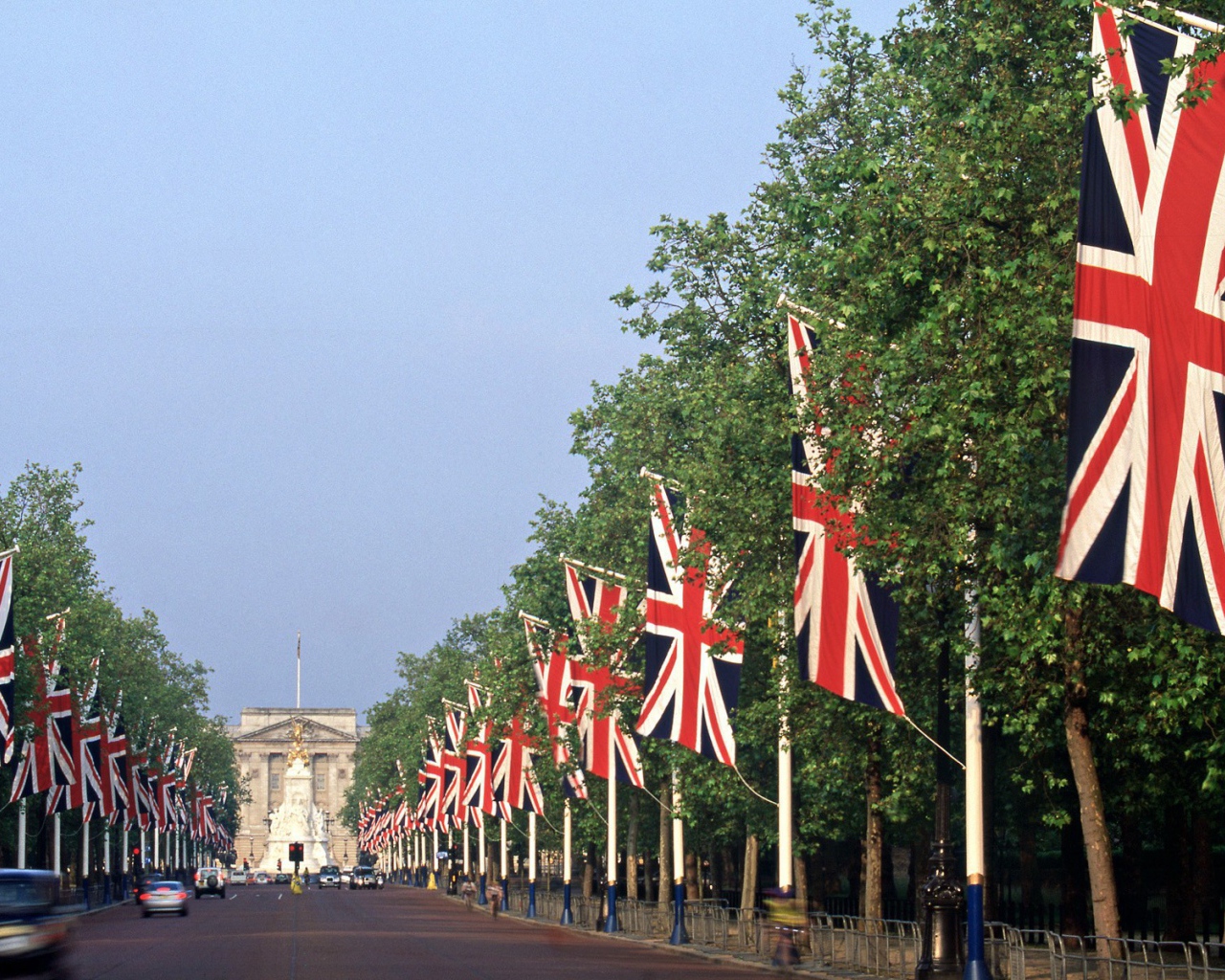 Аллея с Британскими флагами