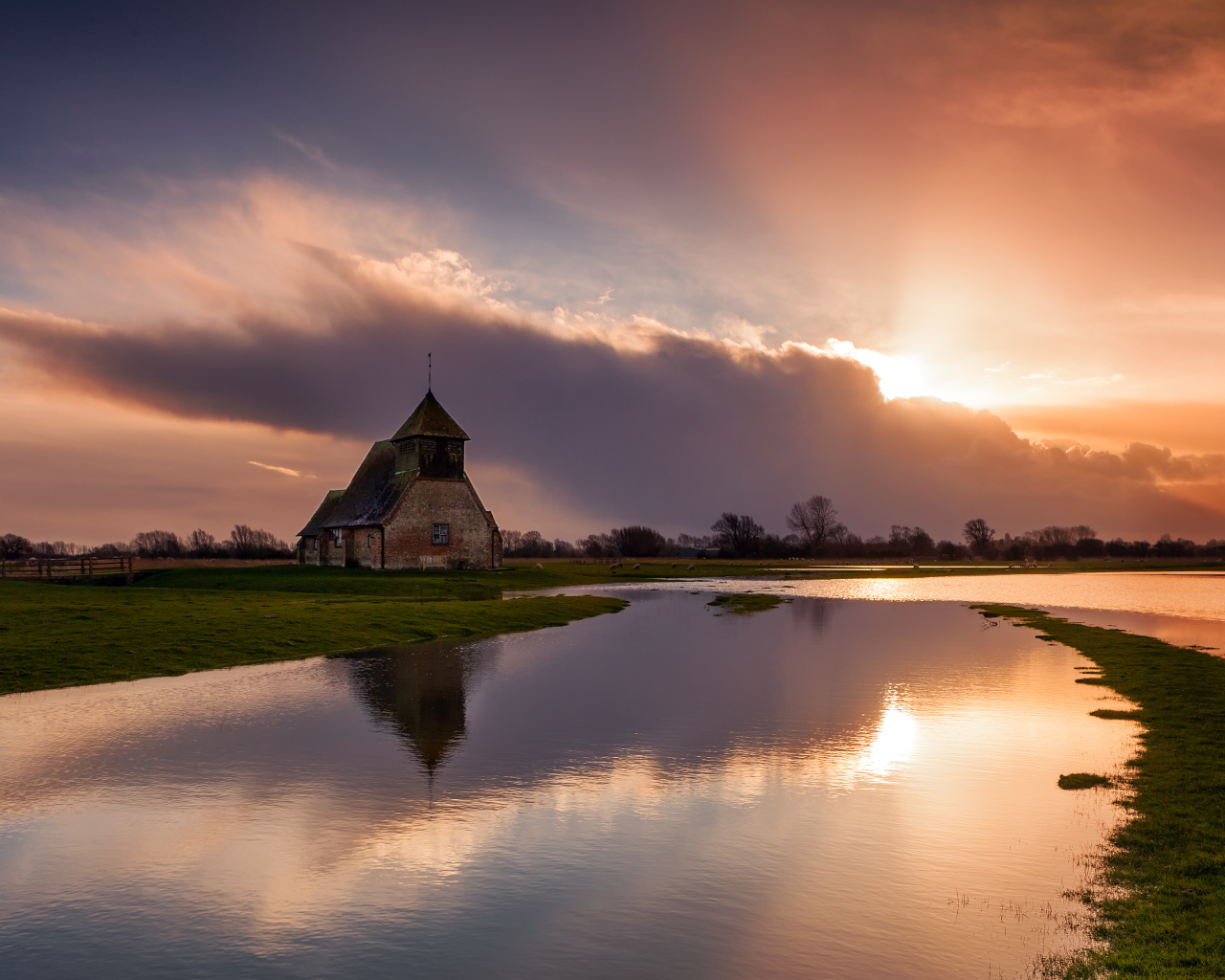 Церковь на фоне заката в Англии