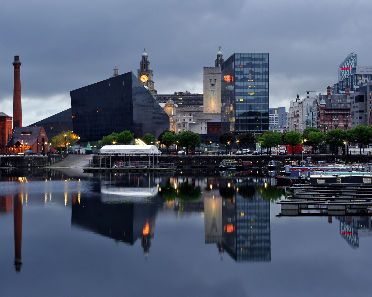 Город Ливерпуль вечером, Англия