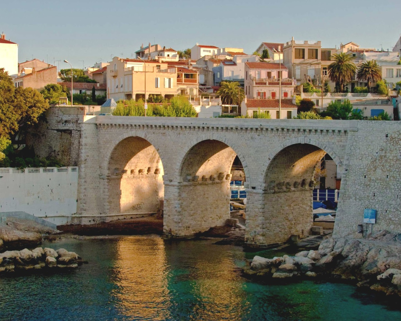 Старинный мост в городе Марсель, Франция