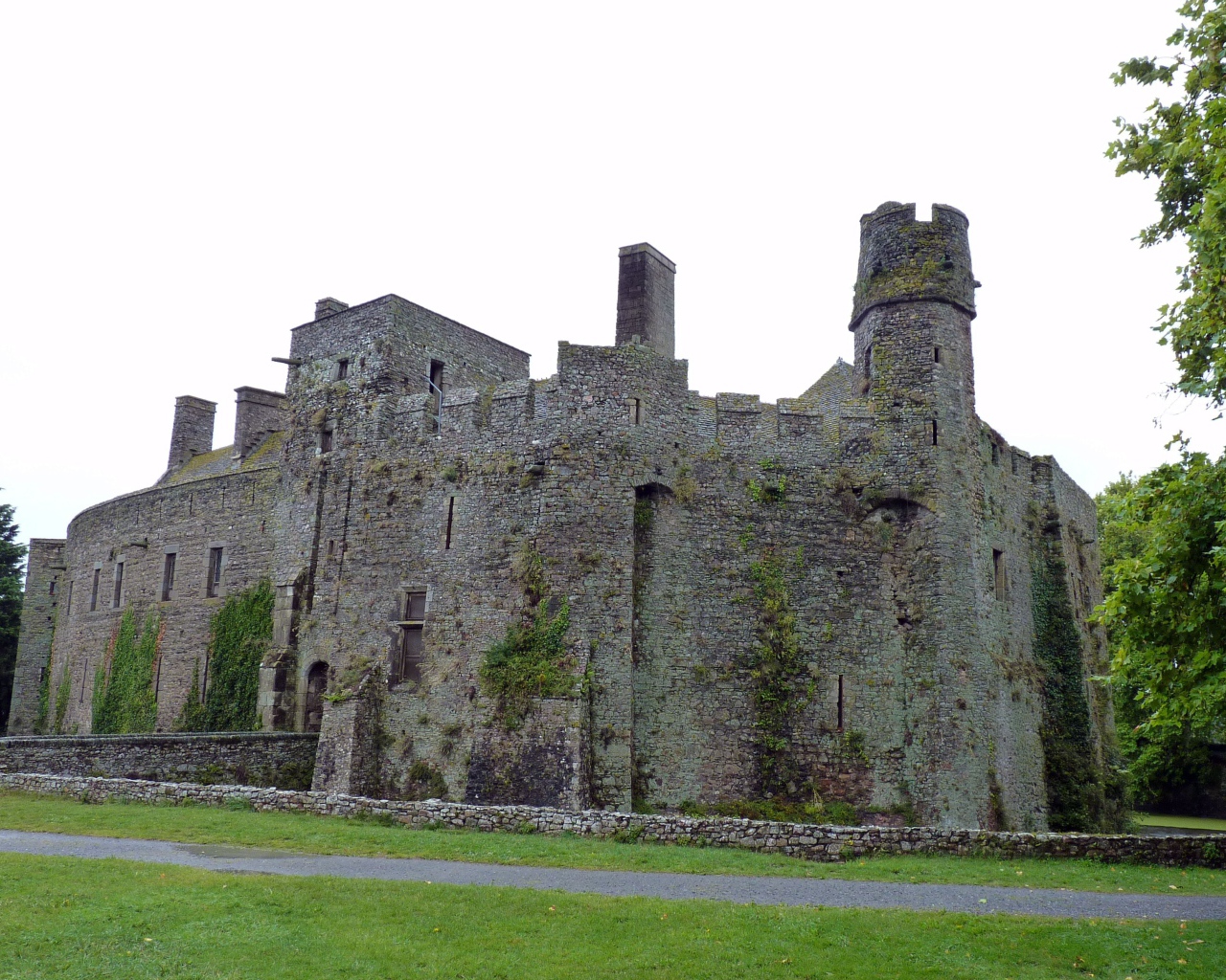 Старинный замок в Нормандии, Франция