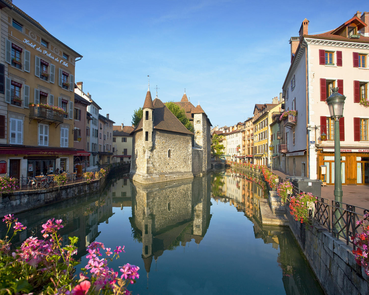Цветущая набережная в городе Аннеси, Франция