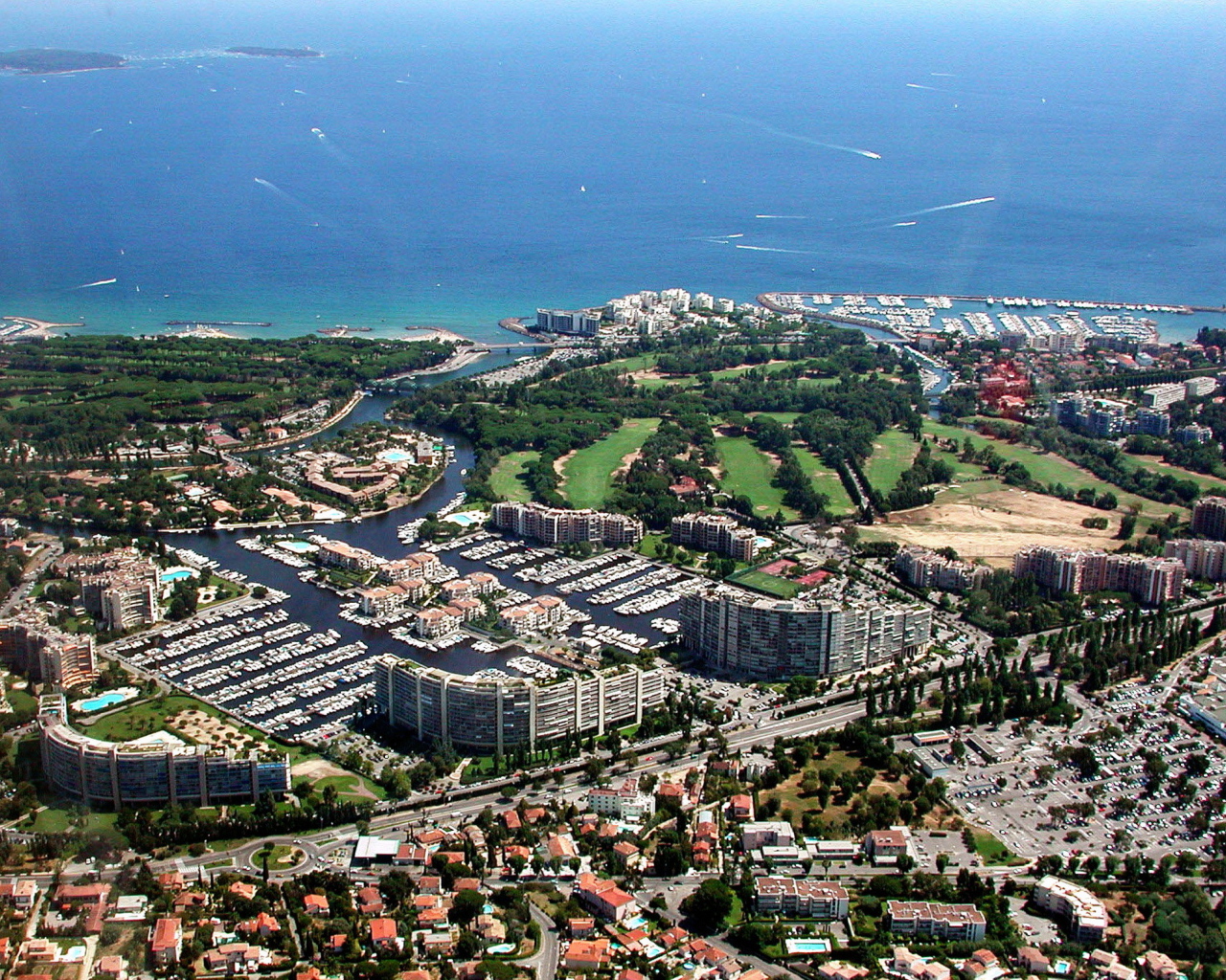 Голубая лагуна на курорте Манделье ля Напуль, Франция