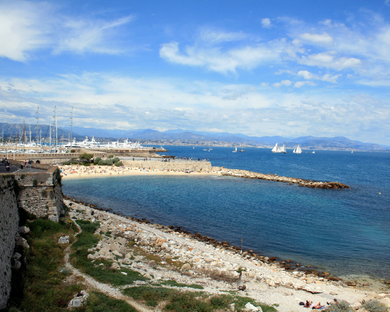 Голубая лагуна на курорте Антибы, Франция