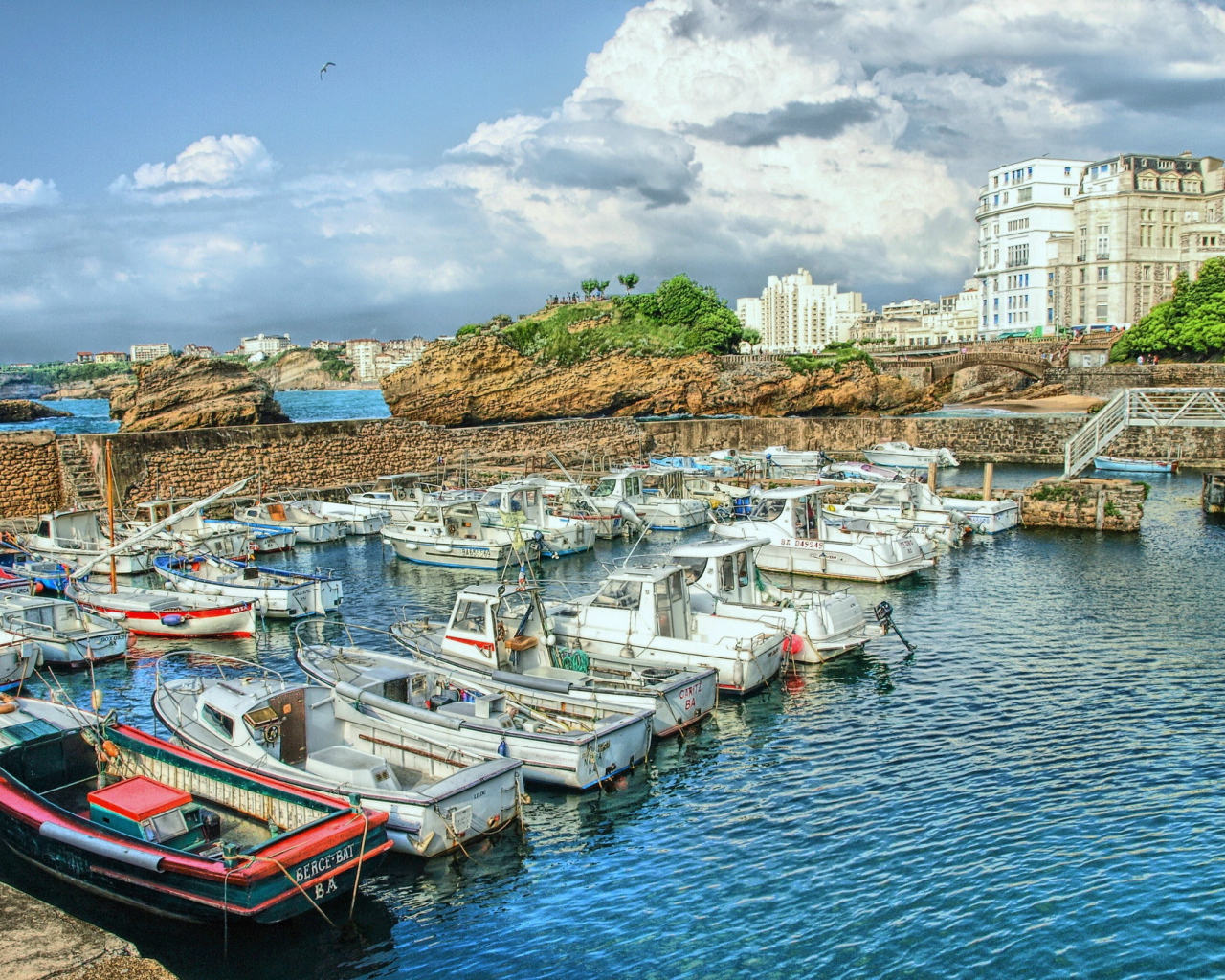 Лодки в порту на курорте Биарриц, Франция