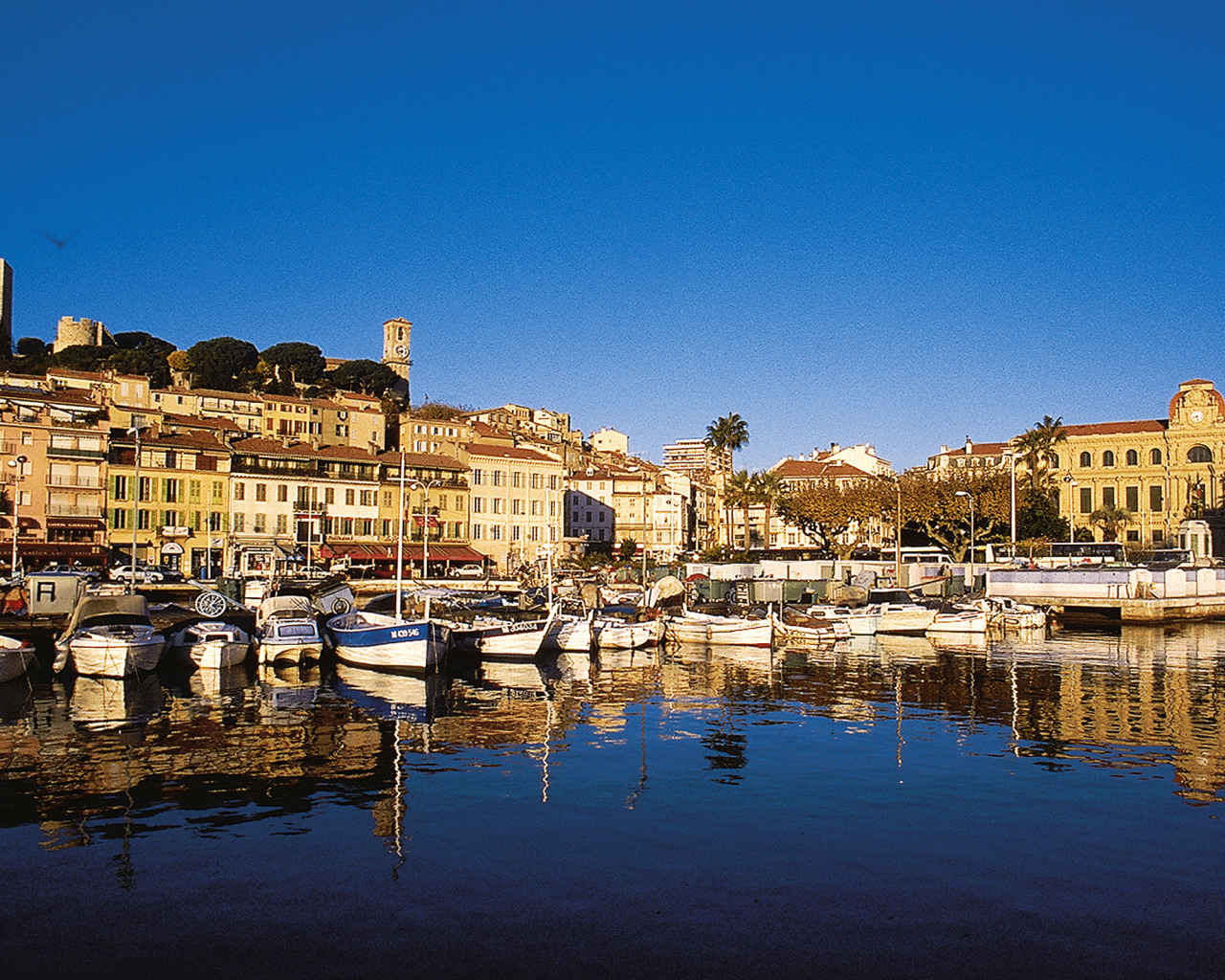 Лодки у причала в Каннах, Франция