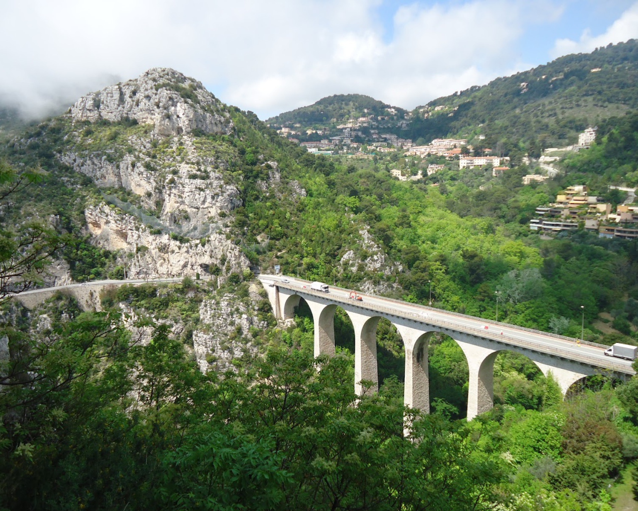 Мост на курорте Эз, Франция