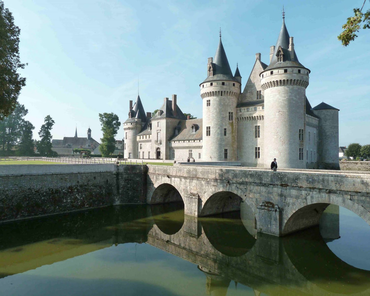 Мост перед замком в Луаре, Франция