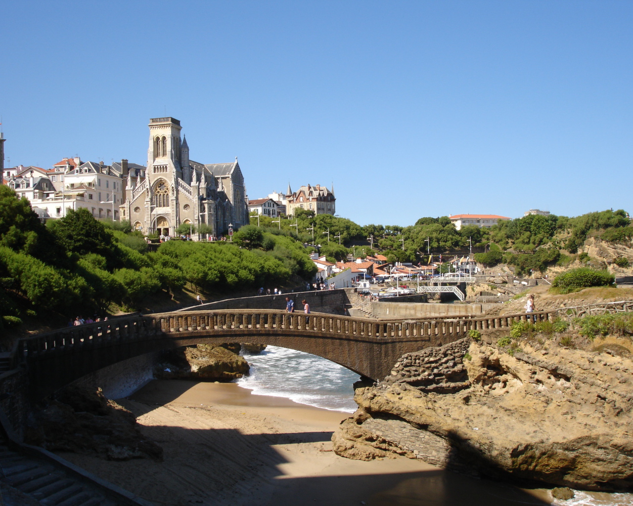 Мост на набережной на курорте Биарриц, Франция