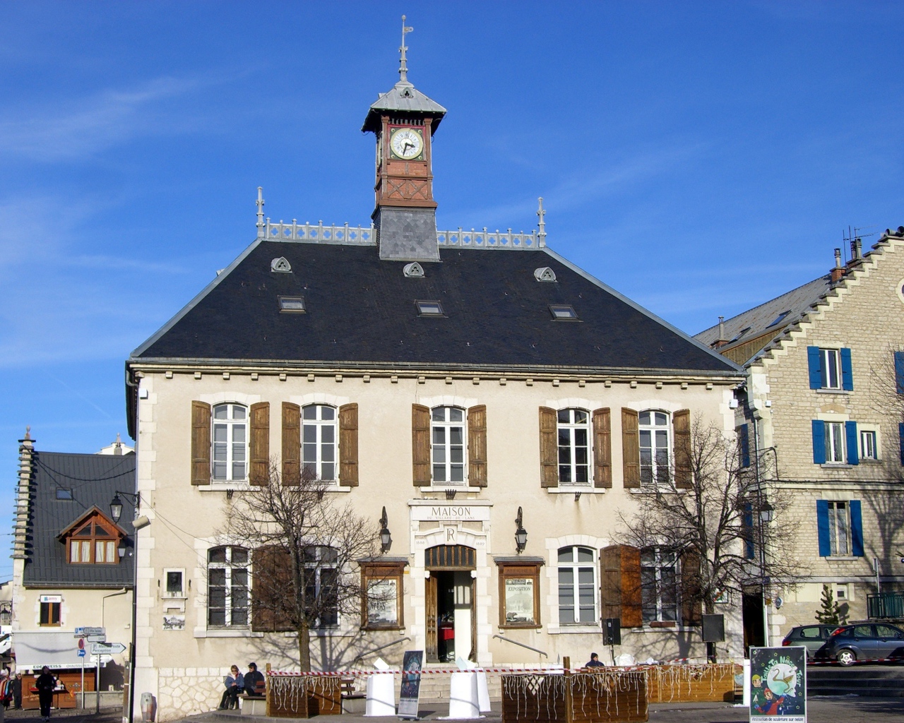 Здание с часами на курорте Виллар-де-Ланс, Франция