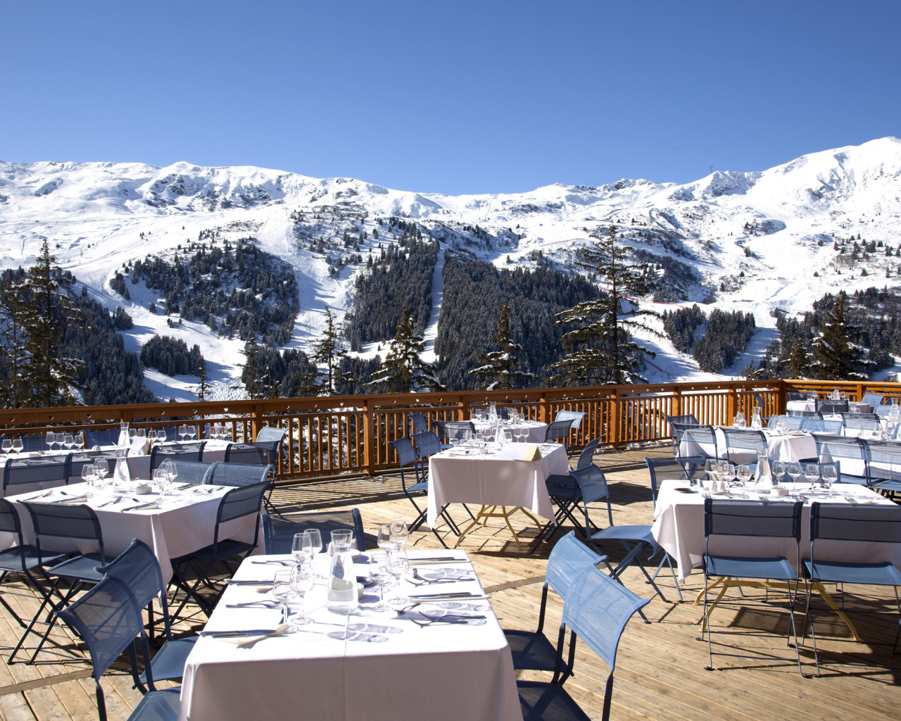 Кафе на горнолыжном курорте Мерибель, Франция