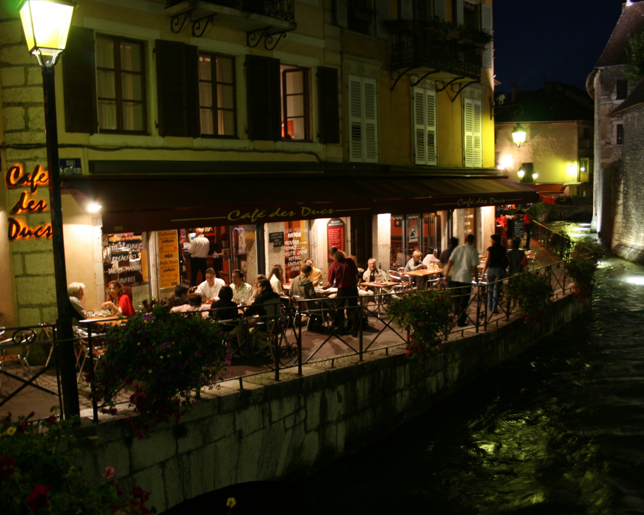 Кафе на набережной в городе Аннеси, Франция