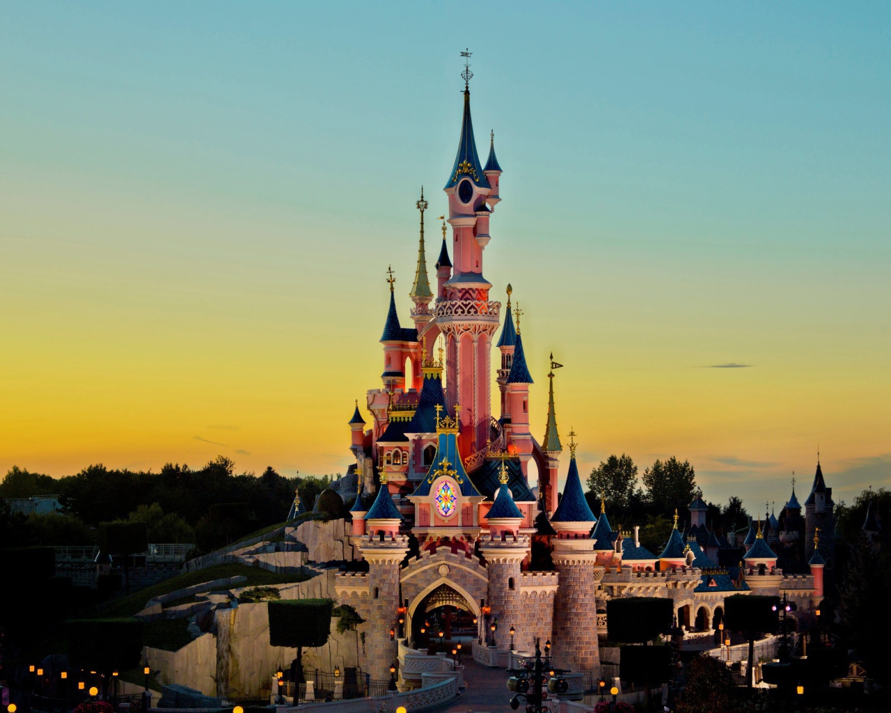 Замок на фоне заката в Диснейленде, Франция