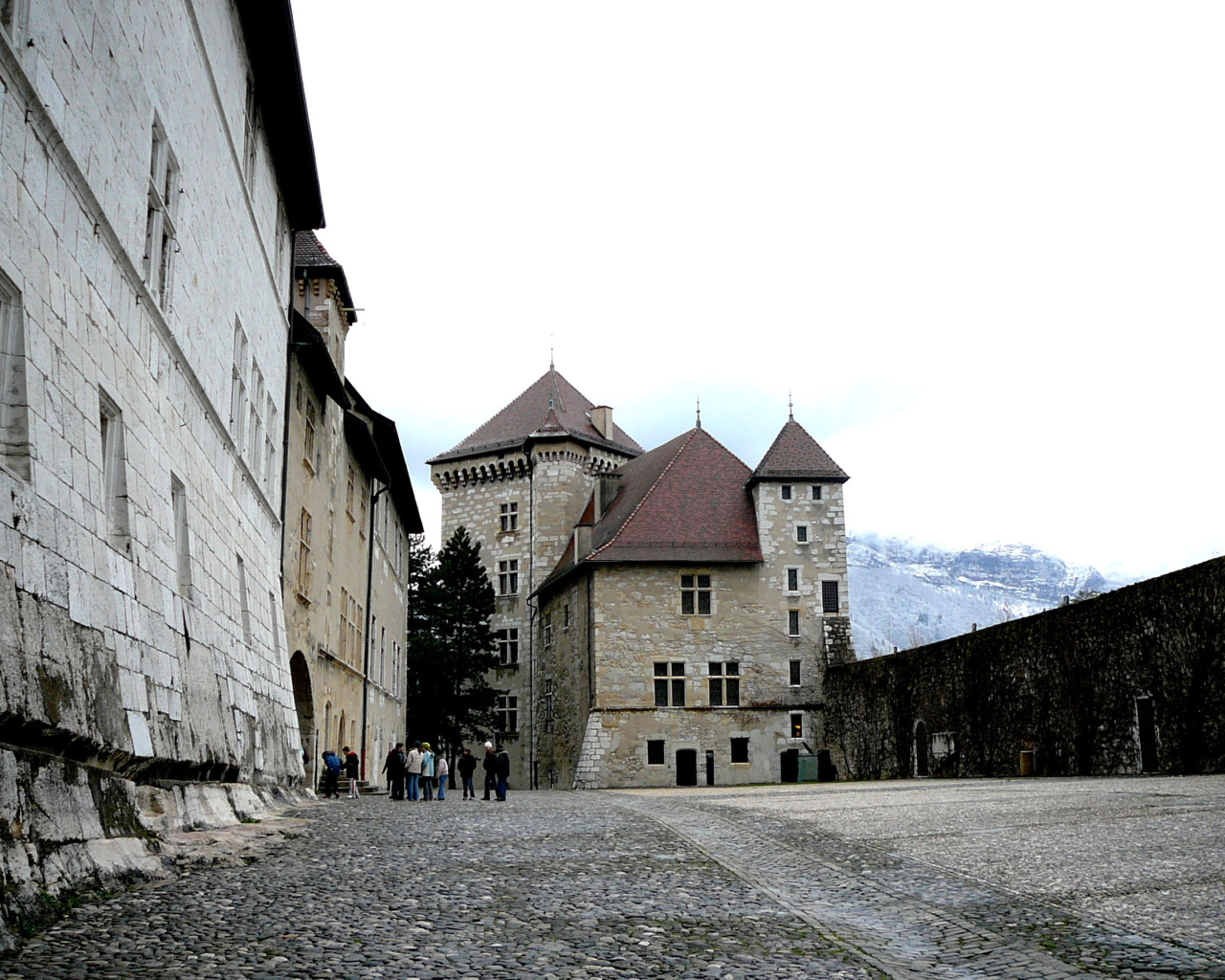 Замок в городе Аннеси, Франция