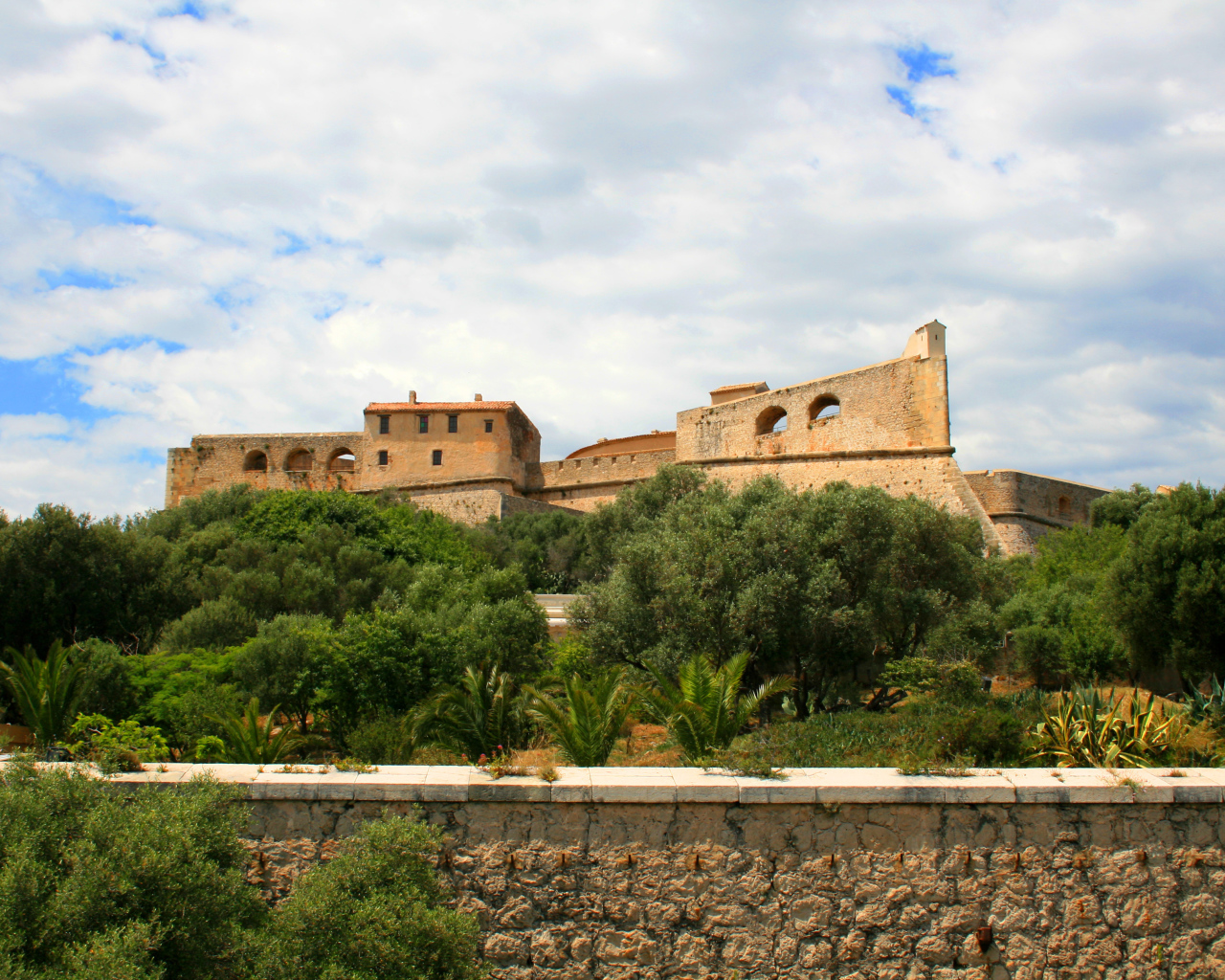 Замок на курорте Антибы, Франция